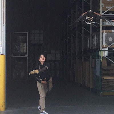 広い工場内での作業風景